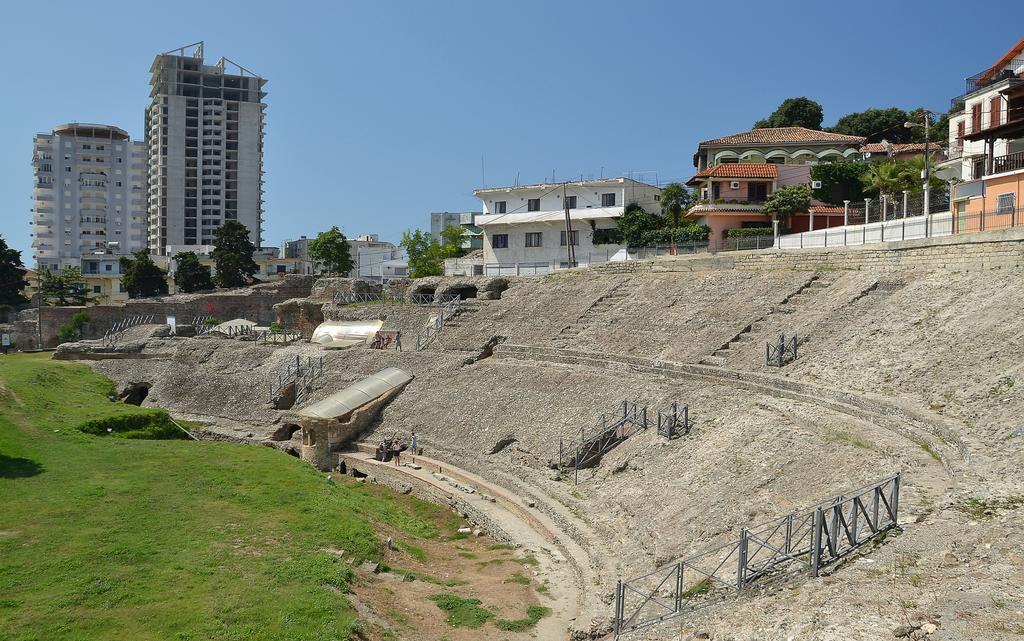 Maksimilian Apartament Lägenhet Durrës Exteriör bild